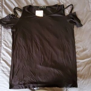 Peekaboo shoulder tee